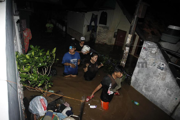 Banjir di Kampung Melayu, Sejumlah Warga Mengungsi