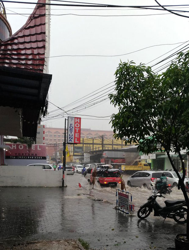 Hujan Lebat, Ini Ruas Jalan yang Tergenang Banjir di Jakarta