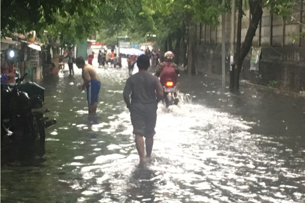 Diguyur Hujan 2 Jam, Jalan Daan Mogot Jakbar Terendam