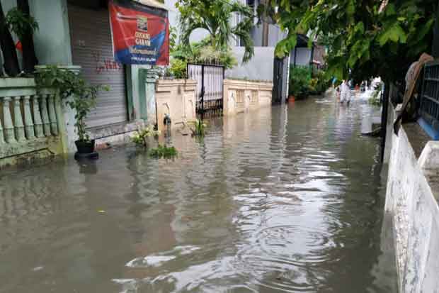 Diguyur Hujan 5 Jam, Genangan di Jakut Ganggu Aktivitas Warga