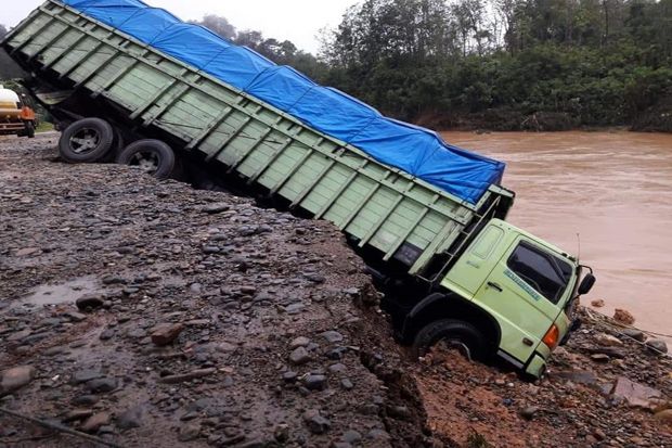 Banjir Mandailing Natal Sebabkan Satu Orang Tewas dan 77 Rumah Hanyut