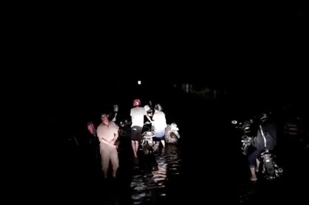 Pengendara di Jalur Trans Sulawesi Terjebak Banjir Konawe