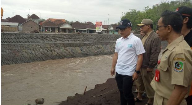 Kunjungi Lokasi Banjir, Bupati Anas: Ayo Gotong Royong-Kerja Maksimal
