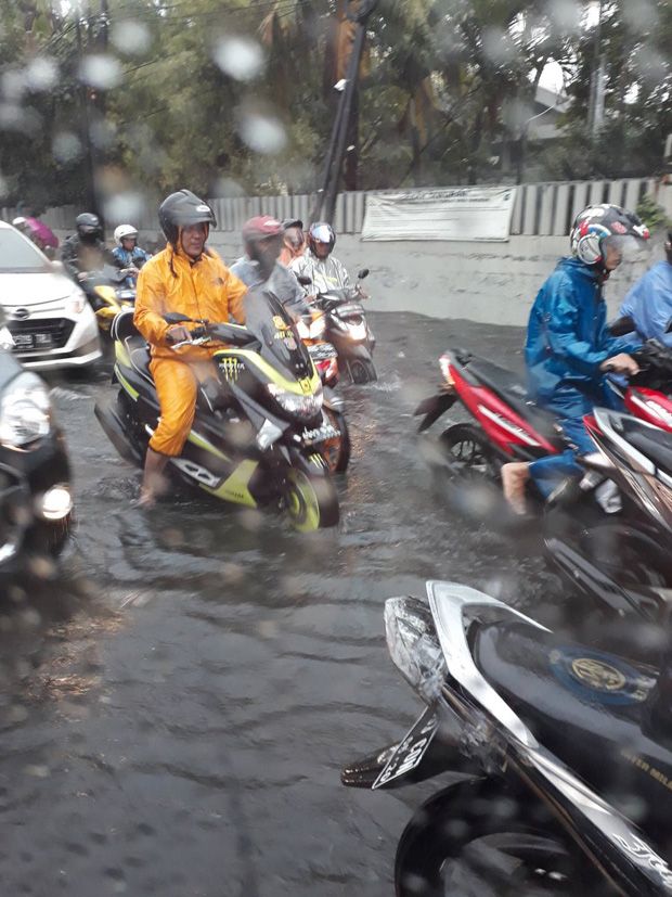 Jakarta Diguyur Hujan, Sejumlah Ruas Jalan Tergenang dan Macet Parah