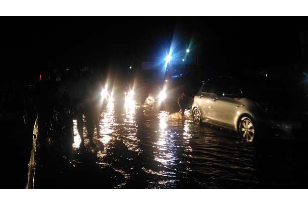 Ratusan Kendaraan Mogok Terjebak Banjir di Kabupaten Bandung