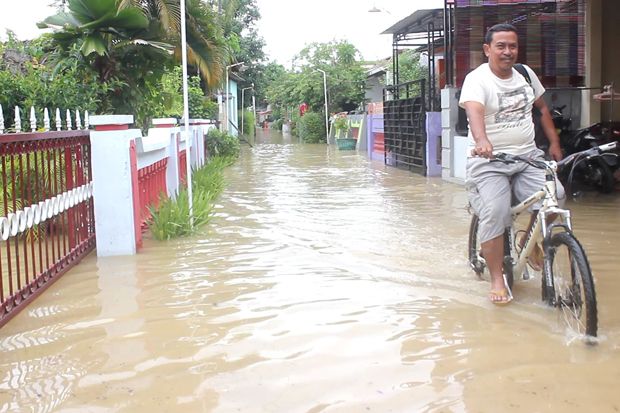 Kebanjiran, Warga Kendal Pilih Bertahan di Rumah