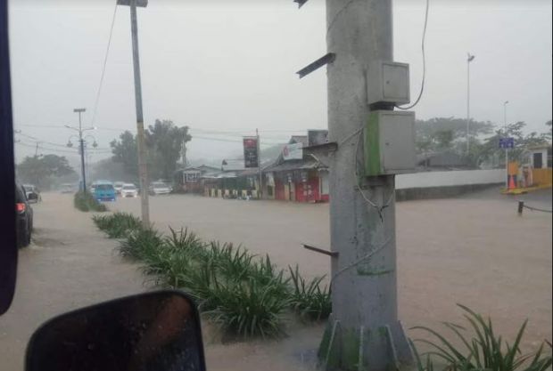 Banjir di Manado Meluas, Jalan Menuju Bandara Tak Bisa Dilewati