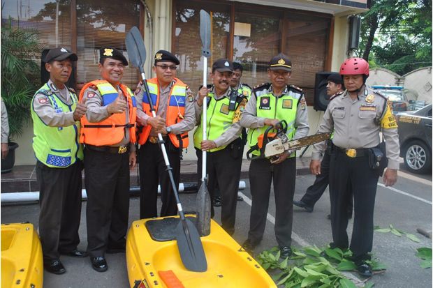Ketika Polri, TNI dan Satpol PP Bersatu Hadapi Banjir Jakarta