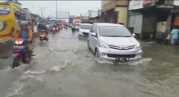 Hujan Deras, Banjir Jalur Pantura Semarang Makin Tinggi
