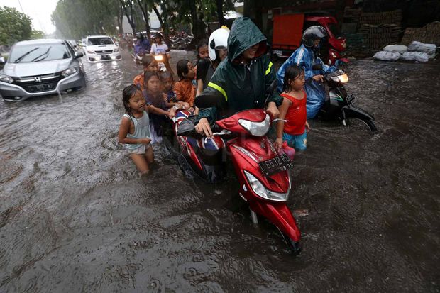 Diguyur Hujan Beberapa Jam, Surabaya Dikepung Banjir