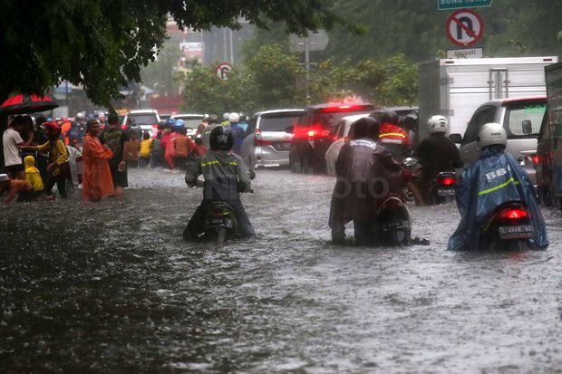 Diguyur Hujan Beberapa Jam, Surabaya Dikepung Banjir