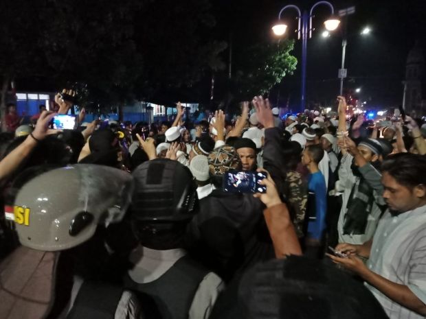 Penjemput Habib Bahar dan Ormas Nyaris Bentrok di Depan Bandara
