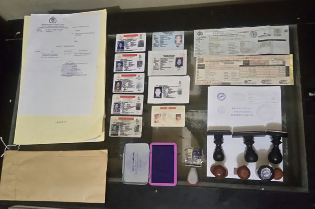 Komplotan Pembuat SIM dan KTP Palsu di Bogor Diringkus Polisi