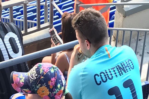 Fans Barcelopna pakai jersey Coutinho