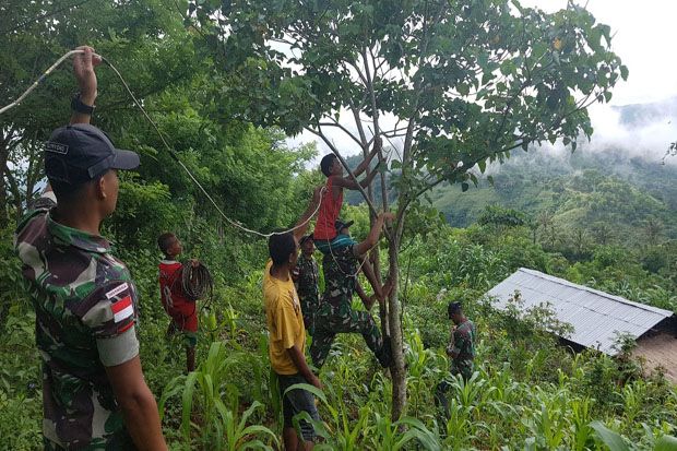 Ini Foto TNI Berikan Sambungan Lisrik ke Rumah Warga di Perbatasan