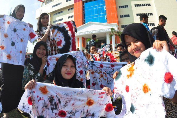 2.251 Mahasiswa UPGRIS Pecahkan Rekor MURI Membatik Terbanyak