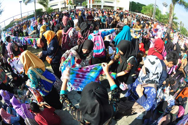 2.251 Mahasiswa UPGRIS Pecahkan Rekor MURI Membatik Terbanyak