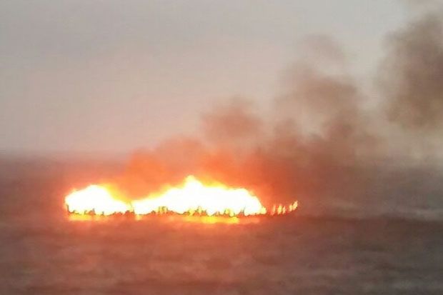 Pergoki Kapal Pengangkut Monza, Petugas Bea Cukai Diserang 50 ABK dengan Molotov