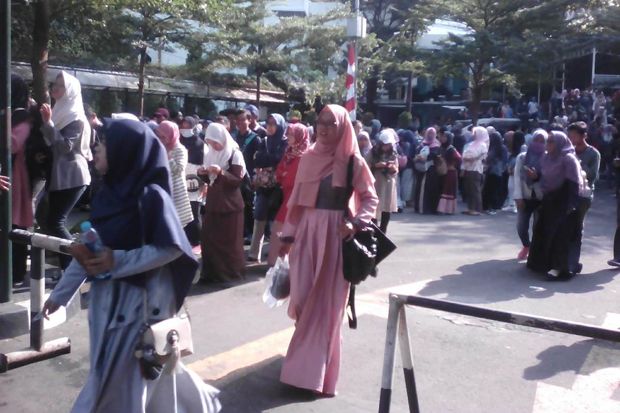Pencari Beasiswa Membeludak di Kemendikbud, Panitia Kelabakan