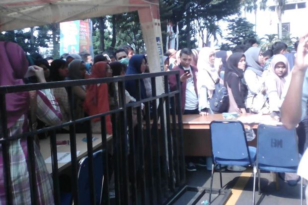 Pencari Beasiswa Membeludak di Kemendikbud, Panitia Kelabakan