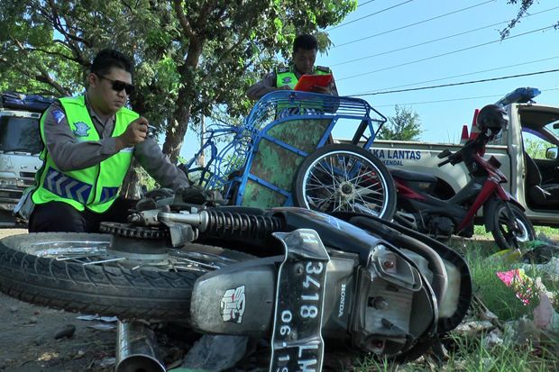 Satu orang tewas dan dua lainnya luka-luka setelah becak bermotor atau bentor ditabrak bus di jalur pantura, Karangtengah, Kaliwungu, Kendal, Jawa Tengah, Minggu (9/7/2017) pagi. Foto/MNC Media/Eddie Prayitno