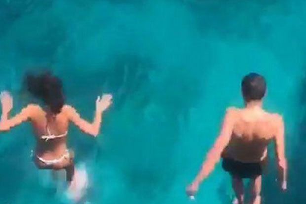 Potret Kemesraan Rossi dan Kekasih di Pulau Balearic