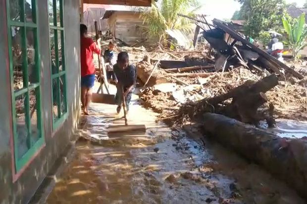 Pascabanjir Longsor di Pasaman, Truk Trailer Belum Dievakuasi