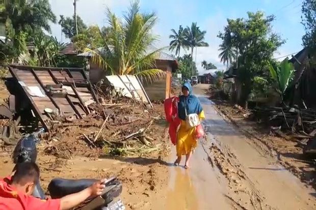Pascabanjir Longsor di Pasaman, Truk Trailer Belum Dievakuasi