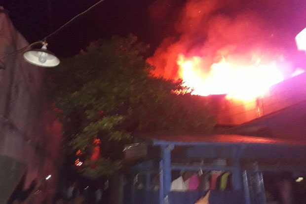 Rumah Padat Penduduk di Belakang Seasons City Terbakar