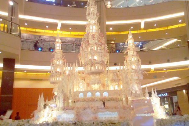 This Largest Wedding Cake Bring Fairy Tales Grandeur