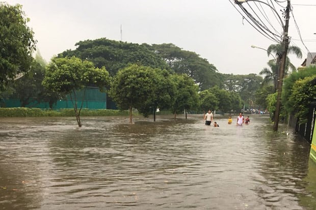 Nekat Menerobos, Mobil Mewah Ini Terjebak di Tengah Banjir