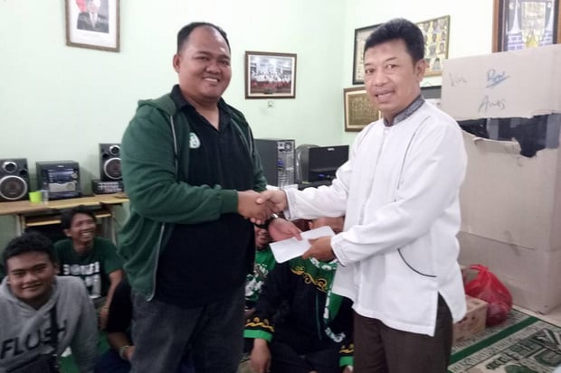 Bonek Jabodetabek serahkan sumbangan ke panti asuhan