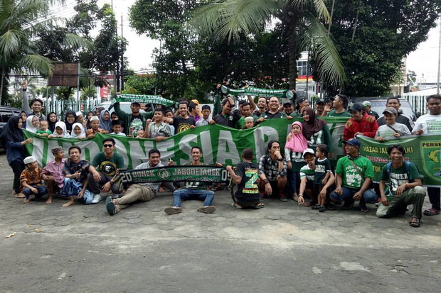 Jadi <em>Buto Ijo</em>, Dua Bonek Jalan Kaki dari Monas ke GBK