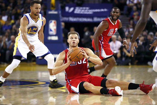 Blake Griffin (bawah) dalam laga Los Angeles Clippers vs Golden State Warriors. (Foto-sports illustrated)