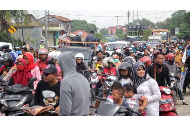 Ribuan Warga dan Pedagang Tegal Gubug Cirebon Blokade Jalur Pantura