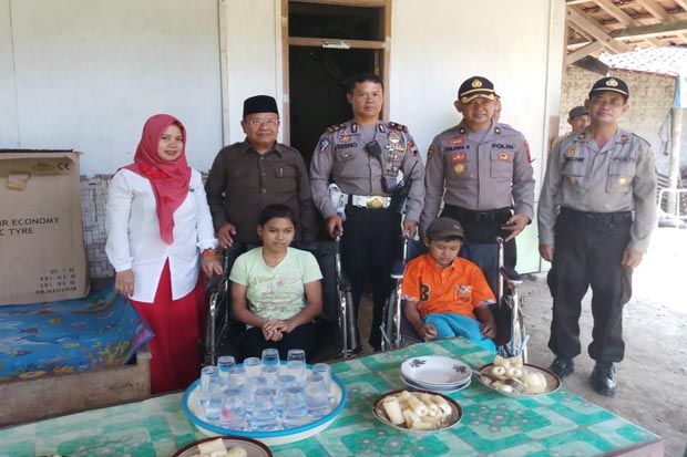 Kakak Beradik yang Menderita Lumpuh Akhirnya Dapat Bantuan