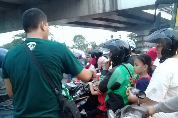 Bonek Jabodetabek bagi takjil Bonek Jabodetabek bagi takjil