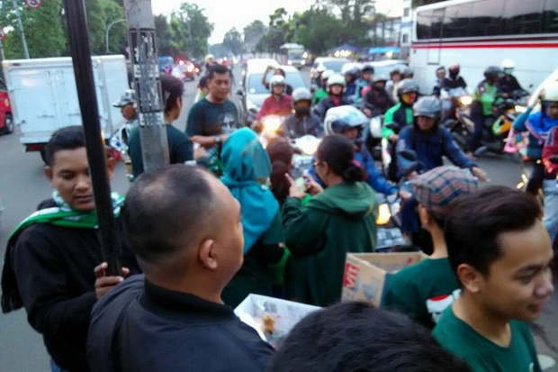 Bonek Jabodetabek bagi takjil Bonek Jabodetabek bagi takjil