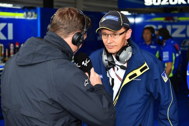 Bos Michelin Nicolas Goubert (kanan) saat menyambangi garasi tim Suzuki Ecstar di MotoGP Argentina 2017. (Foto-Michelin)
