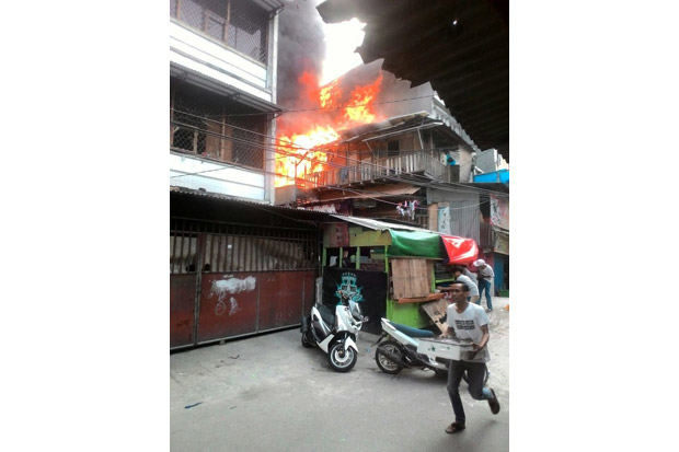 15 Rumah Terbakar di Tambora, Api Diduga Berasal dari Industri Rumahan