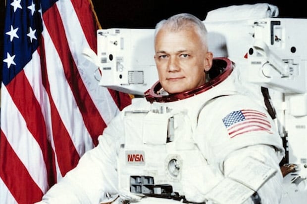 Astronot Pertama yang Melayang di Luar Angkasa Tutup Usia