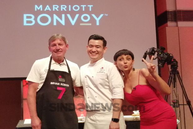 Serunya Bikin Kue Bulan Manchester United Bareng Bryan Robson