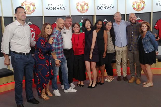 Serunya Bikin Kue Bulan Manchester United Bareng Bryan Robson