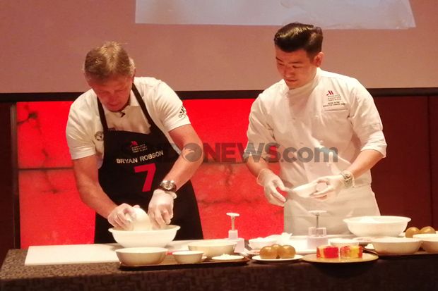 Serunya Bikin Kue Bulan Manchester United Bareng Bryan Robson