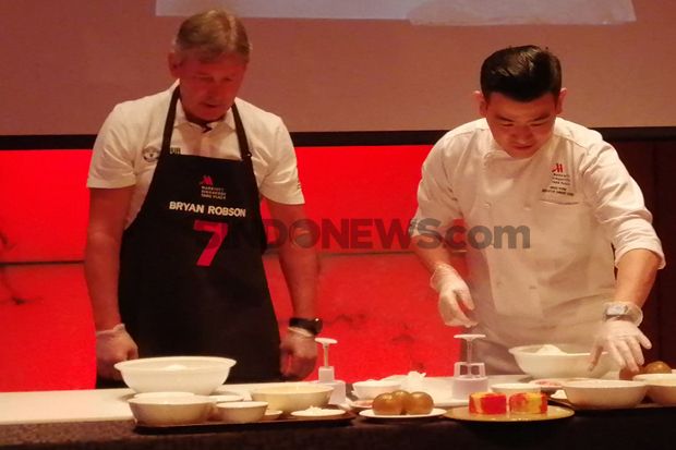 Serunya Bikin Kue Bulan Manchester United Bareng Bryan Robson