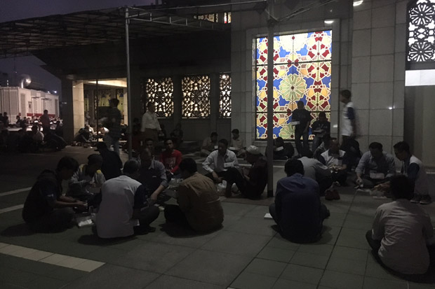 Buka di Masjid Bimantara, Segelas Air Melepas Ibadah