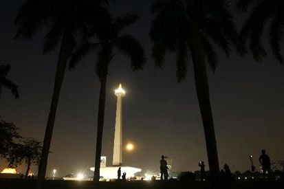 Sukacita Masyarakat Dunia di Tengah Supermoon nan Indah