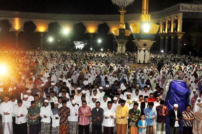 Sukacita Masyarakat Dunia di Tengah Supermoon nan Indah
