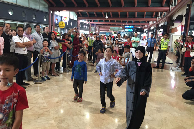 Peringati HUT RI ke-72, Turis Asing Ikut Lomba Kelereng di Bandara Soetta