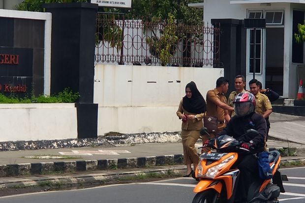 Hadiri Rapat Paripurna DPRD, Bupati Mirna Jalan Kaki dari Kantornya